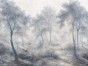 Nebbia 1085 31 Tło w kolorze jasnoszarym z bielą. Mgła w kolorze białym. Pnie drzew w kolorze ciemnoszarym z błękitem. Korony drzew w kolorze jasnoszarym z błękitem. Ziemia i trawa w kolorze beżowym z szarością.
