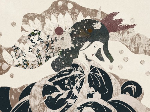 Sayumi 1075 32 Tło kremowe z białym. Fale i kwiaty taupe beż z bielą. Kimono grafitowy granat ze srebrem. Włosy czarne z bordo. Srebrzysty brokat.