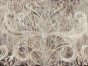 Tisana 705 32 Tło taupe szaro-brązowa deska. Ornament kremowo-beżowy kredowy. Bez korala, monochrom. Ciepły, ziemisty.